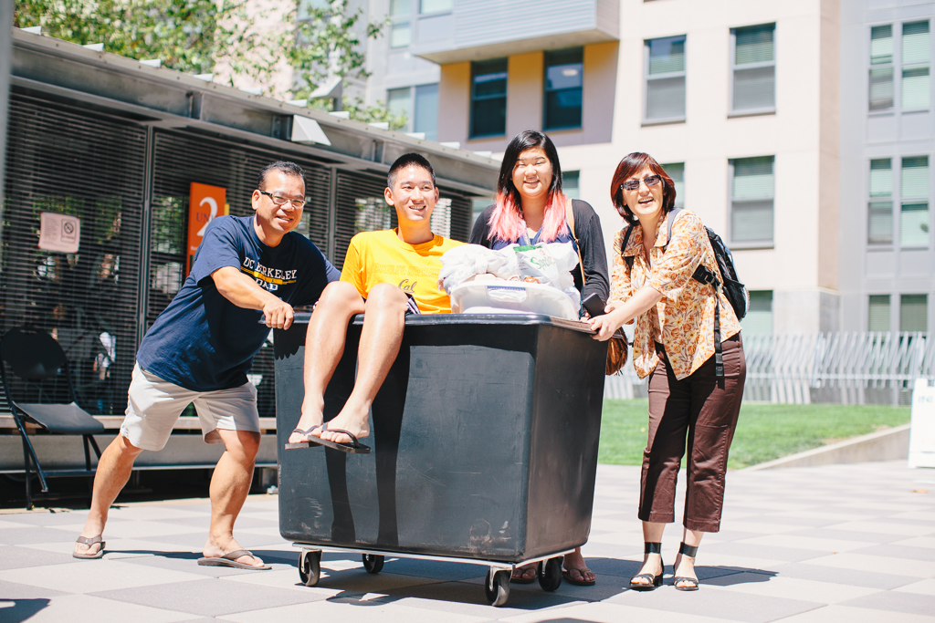 Students and families at move-in, uc berkeley